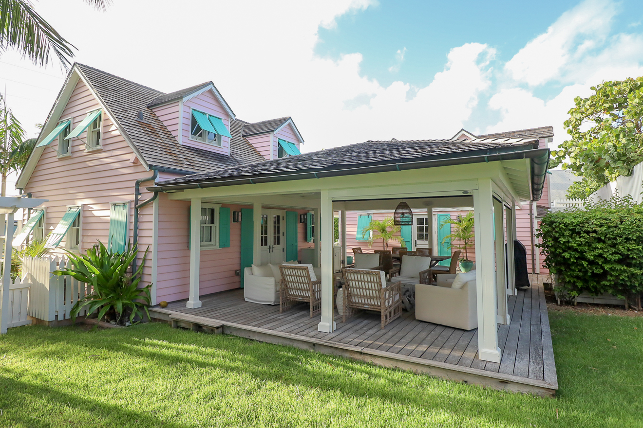Pool at sunset for wedding cocktail hour